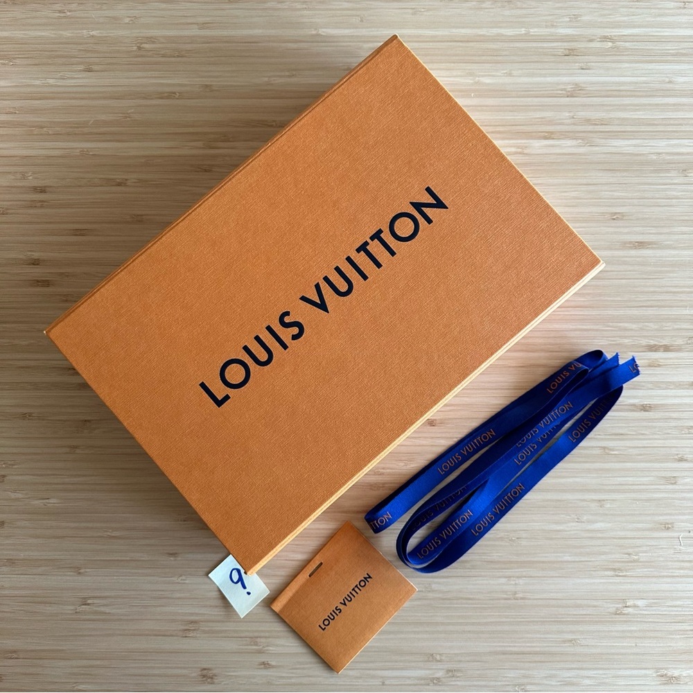 Louis Vuitton Flap/Magnet Gift Wallet Scarf Box
